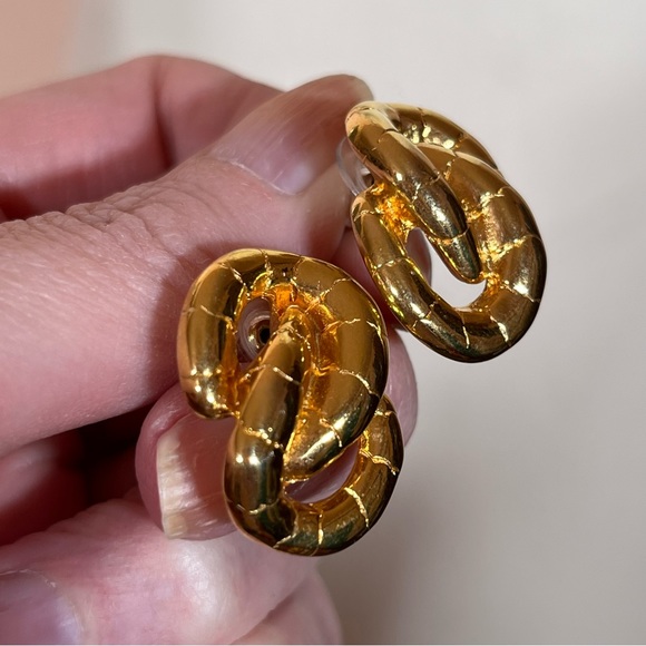 Vintage 80 90 Retro Omega Snake Chain Infinite Knot Heavy Gold Pierced Earrings - Picture 11 of 13